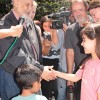 Irmão Paiva cumprimenta Soldadinho de Deus Anna Clara Figueiredo Caetano, de 8 anos, durante visita à LBV em Glorinha, RS, neste domingo.