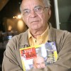 Jornalista Myltainho com a revista Jornal dos Jornais, cuja entrevista de capa com o dirigente da LBV foi feita por ele.
