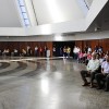Diversas pessoas buscam no Templo da Boa Vontade a inspiração para um novo dia de trabalho. 
