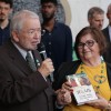 No palco das celebrações dos 30 anos do Templo da Boa Vontade, o veterano Casal Legionário Noys e Haroldo Rocha narram fatos marcantes da Construção do Templo da Paz.