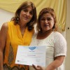 La profesora Oqui Muro entrega el diploma a una de sus alumnas del curso de Pastelería Básica.