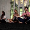 ... e meditou com os dois amigos que a acompanhavam.