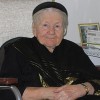 Ativista dos direitos humanos durante a Segunda Guerra Mundial (1939-1945), Irena Sendler (1910-2008) contribuiu para salvar mais de 2.500 vidas ao conseguir que várias famílias cristãs escondessem filhos de judeus no seio do seu lar e ao levar alimentos, roupas e medicamentos aos afetados pelo regime nazista.