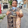 Embu das Artes/SP — Maria das Graça Assis feliz em receber a revista JESUS ESTÁ CHEGANDO!