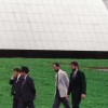  

Janeiro/1989: O dirigente da LBV e assessores circundam uma das faces da Pirâmide, já completamente revestida de mármore.
