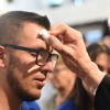 Brasília/DF - Durante a Unção da Religião Divina, uns dos momentos místicos das celebrações de aniversário do TBV, foram entregues distintivos e algodões energizados para os cristãos do Novo Mandamento de Jesus