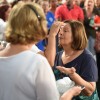 Brasília, DF — Embaixo do Cristal Sagrado, as Igrejas Familiares receberam a vibração da ‘Benção’ de autoria do presidente-pregador da Religião Divina, Paiva Netto, pois é ele quem afirma: “O Templo da Boa Vontade é o doce lar da Família Humana e Espiritual. Ele une, pela força da Caridade de Deus, os seres de todas as crenças e descrenças, sob o pálio da Solidariedade Natalina”.