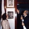 Em 1994, no Templo da Boa Vontade, Paiva Netto inaugura quadro de Juscelino Kubitschek, ex-presidente do Brasil, na Biblioteca Alziro Zarur. Ao lado, a saudosa Dona Sarah Kubitschek.

