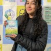 Porto Alegre/RS— Jovem Bianca Garcia com seu livro 
