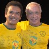 O ator Déo Garcez (E) e o diretor de cinema Marco Miranda vestiram a camisa 