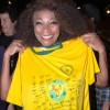 A atriz e cantora Zezé Motta com a camisa da campanha da Legião da Boa Vontade
