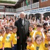 O educador Paiva Netto com alunos da Supercreche Jesus, que integra o Conjunto Educacional Boa Vontade.