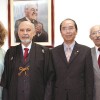 Da esquerda para a direita, dona Lucimara Augusta; o jornalista Paiva Netto (presenteado com um quimono no qual constam os brasões da Oomoto do Japão e de um antigo chefe provincial japonês da família Shimazu, um potentado desse país há 500 anos); o professor Shigeki Maeda; e o sr. Jorge das Neves, esperantista e Legionário da Boa Vontade.
