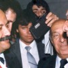 O presidente da LBV foi agraciado, em 30 de novembro de 1985, com duas medalhas: da Ordem do Mérito Legislativo, no grau de Mérito Especial (Promoção), e de Honra da Inconfidência. À época, o evento foi noticiado em diversos meios de comunicação nacionais, recebendo uma matéria especial no jornal Estado de Minas. Na foto, o dirigente, em meio à cerimônia, encontrou-se com o dr. Ulysses Guimarães (D) [1916-1992], que, no discurso que proferiu, declarou: “Quero, pela presença festiva daqueles que aqui se encontram, saudar o eminente jornalista Paiva Netto, figura conhecida e saudada em todo o Brasil, principalmente porque é porta-estandarte da Legião da Boa Vontade”.