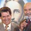 Paiva Netto cumprimenta o renomado jornalista Agis Mendonça, durante o Congresso do Amor Universal, ocorrido na capital paulista, em 3 de março de 2001.
