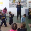 Bambine e bambini partecipano ad attività educative, ricevono sostegno alimentare e imparano concetti di cittadinanza e di esperienza della Cultura di Pace.