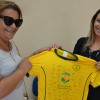 A juiza Conceição Marsicano (E)&nbsp;também marcou um gol pela infância brasileira!&nbsp;Na foto, ela exibe a camisa da iniciativa ao lado de&nbsp;Ana Paiva, da LBV.
