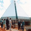  
Julion 1988: Sur grandan parton de la Piramido oni almetas marmoron.