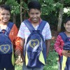Dourados, MS — Ao centro, o pequeno João Guilherme, de 11 anos, segura junto aos seus amigos, o presente que recebeu da LBV e destaca sua importância. “Vai me ajudar muito, estava precisando! Se não fosse vocês eu iria pra escola sem mochila, sem lápis, eu ia pegar emprestado com os outros e agora esse kit vai me ajudar. Eu creio que esse aqui vai durar um ano porque o kit que vocês me deram no ano passado ainda tenho alguns materiais. Muito obrigado!”, destacou.