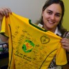 A Rádio Sucesso FM, de Goiás, apresentou a ação solidária da LBV em sua programação. Na foto, a gerente comercial da emissora,&nbsp;Lauriene Ribeiro, posa com a camisa da campanha&nbsp;