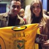 A dupla sertaneja Rodrigo e Thayanne&nbsp;vestem a camisa da campanha “Fiz um gol pela infância brasileira!”.

