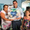 Uchoa, SP — Ao receber a cesta de alimentos da LBV, a dona Sonia Regina de Oliveira, desempregada e mãe de quatro filhos, expressa a alegria em ter um Natal mais digno e feliz: “Não tenho palavras para descrever a minha emoção, tenho quatro filhos para sustentar e uma fica na cadeira de rodas. Essa cesta veio na hora certa, na minha mesa não faltará alimentos neste Natal. Muito obrigada a todos vocês e aos colaboradores!”.