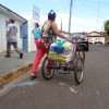 Uchoa, SP — Esta é a alegria da atendida ao receber a cesta de Natal da LBV. As famílias são atendidas pela Instituição durante todo o ano e agora levam para casa a certeza de um fim de ano mais farto e a satisfação em oferecer uma ceia de Natal aos entes queridos.