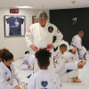 Ministro Luiz Fux dá aula de jiu-jitsu para jovens do projeto Geração Maré, apoiado pela LBV.