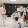 Ministro Luiz Fux dá aula de jiu-jitsu para jovens do projeto Geração Maré, apoiado pela LBV.