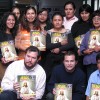 La Paz, Bolivia — Militancia Internacional: el Joven de la Buena Voluntad divulga voluntariamente la revista ¡JESÚS ESTÁ LLEGANDO!, inspirado en las enseñanzas del Señor de la Paz, que presenta, mediante Sus Leyes de Amor Universal, la esencia de la Religión de Dios, del Cristo y del Espíritu Santo. Un camino correcto y seguro para los que anhelan la verdadera unión, derrumbando cualquier barrera o diferencia que aún separe a los pueblos.