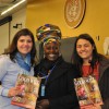 NEW YORK, ÉTATS-UNIS — Mme Akumaa Mama Zimbi, fondatrice de Mama Zimbi Foundation (MZF) et leader des droits des femmes au Ghana, dialogue avec les représentantes de la LBV dans l’évènement Eliana Gonçalves (à g.) et Gabriela Marinho (à dr.).