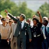 Nelson Mandela e a esposa Graça Machel durante discurso e caminhada em favor da paz na África do Sul.