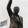 Mandela ganha estátua em homenagem na África do Sul nos 20 anos de sua libertação.