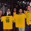 A equipe do programa Muito Show, da Rede TV, também apoia a campanha da Legião da Boa Vontade. Na foto, segurando a camisa da campanha, ao centro, o diretor da atração Denis Salles, ladeado pelos apresentadores Zé Luiz (à esquerda) e Thiago Rocha, além de alguns dos alunos do Conjunto Educacional Boa Vontade.
