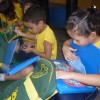 Belém, PA — Crianças atendidas pela Legião da Boa Vontade olham com curiosidade e alegria os kits de material pedagógico.