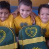 Belém, PA — Crianças atendidas pela LBV exibem suas mochilas repletas de materiais pedagógicos. Entre os diversos itens, há estojo, lápis preto e de cor, canetas, apontador, borrachas, tesoura, tubos de cola, tinta guache, cadernos, mochila, régua, dicionário da língua portuguesa (com a nova ortografia) e de inglês.