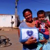 Brasília, DF — Com as baixas temperaturas nesta época do ano, a LBV entrega cobertores novos e quentinhos para as famílias que vivem em situação de vulnerabilidade social.