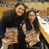 NEW YORK, ÉTATS-UNIS — La représentante de la LBV dans l’évènement Gabriela Marinho (à g.) remet le magazine BONNE VOLONTÉ Femme en espagnol à Patricia Cortez, de la Mission permanente du Pérou auprès des Nations Unies.