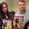 NUEVA YORK, EUA — El Sr. Ami Dar, Fundador y Director Ejecutivo de la organización Idealist, con la revista BUENA VOLUNTAD Mujer, en inglés, en sus manos. Al lado, la joven Laura Samuels, de la LBV.