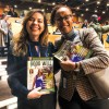 Anne Githuku-Shongwe, representante do escritório da ONU Mulheres para países do sul da África, recebe de Adriana Parmegiani, da LBV, a edição em inglês da revista BOA VONTADE Mulher.

 
