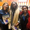 Jacke Ogega, membro da delegação do Quênia, e Thiaba Faye, membro da delegação do Senegal, recebem os cumprimentos de Adriana Parmegiani, da LBV.

 
