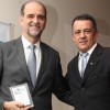 Buenos Aires, Argentina — O presidente do Grupo Brasil, sr. Flavio Faría (E), recebe o reconhecimento das mãos do representante residente da LBV do país, Edson Teixeira.
