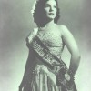 Marlene posa para a foto ao ser eleita a Rainha do Rádio em 1953.
