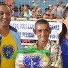 Vale do Jequitinhonha, MG — A Legião da Boa Vontade contou com o apoio valoroso de voluntários para a entrega das cestas de alimentos para as famílias em situação de risco social. Na foto, o atendido recebe o presente das mãos da secretária de Assistência Social da cidade de Bandeiras, Sérgia Pereira Rocha, e do assistente-responsável da LBV, Ronei Ribeiro.