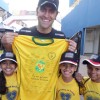 O piloto da Stock Car Átila Abreu recebeu, durante etapa da modalidade em Goiânia, GO, o carinho das crianças da LBV. Na ocasião, ele posou com a camisa da campanha 