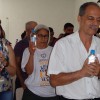 Santos, SP - Cristãos do Novo Mandamento de Jesus pedem as bênçãos do Cristo de Deus e elevam suas garrafas com água para serem Fluidificadas.
