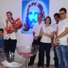 Santos, SP – Durante o encontro, a Cristã Maria Christina Bratfiche Gouveia (ao microfone) recebe homenagem com esposo, filhos, genro, nora e netos.
