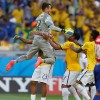 Julio Cesar comemora com os demais jogadores. Goleiro foi o herói da classificação brasileira contra o Chile&nbsp;
