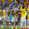 Julio Cesar comemora com os demais jogadores. Goleiro foi o herói da classificação brasileira contra o Chile&nbsp;
