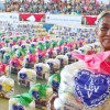 Vale do Jequitinhonha, MG - A importãncia de receber a cesta de alimentos é expressa no sorriso das pessoas beneficiadas pelo Natal Permanente da LBV.